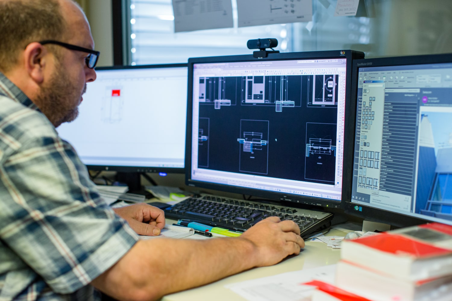 Mitarbeiter der Mevo-Fenster AG bei der Planung eines Projektes